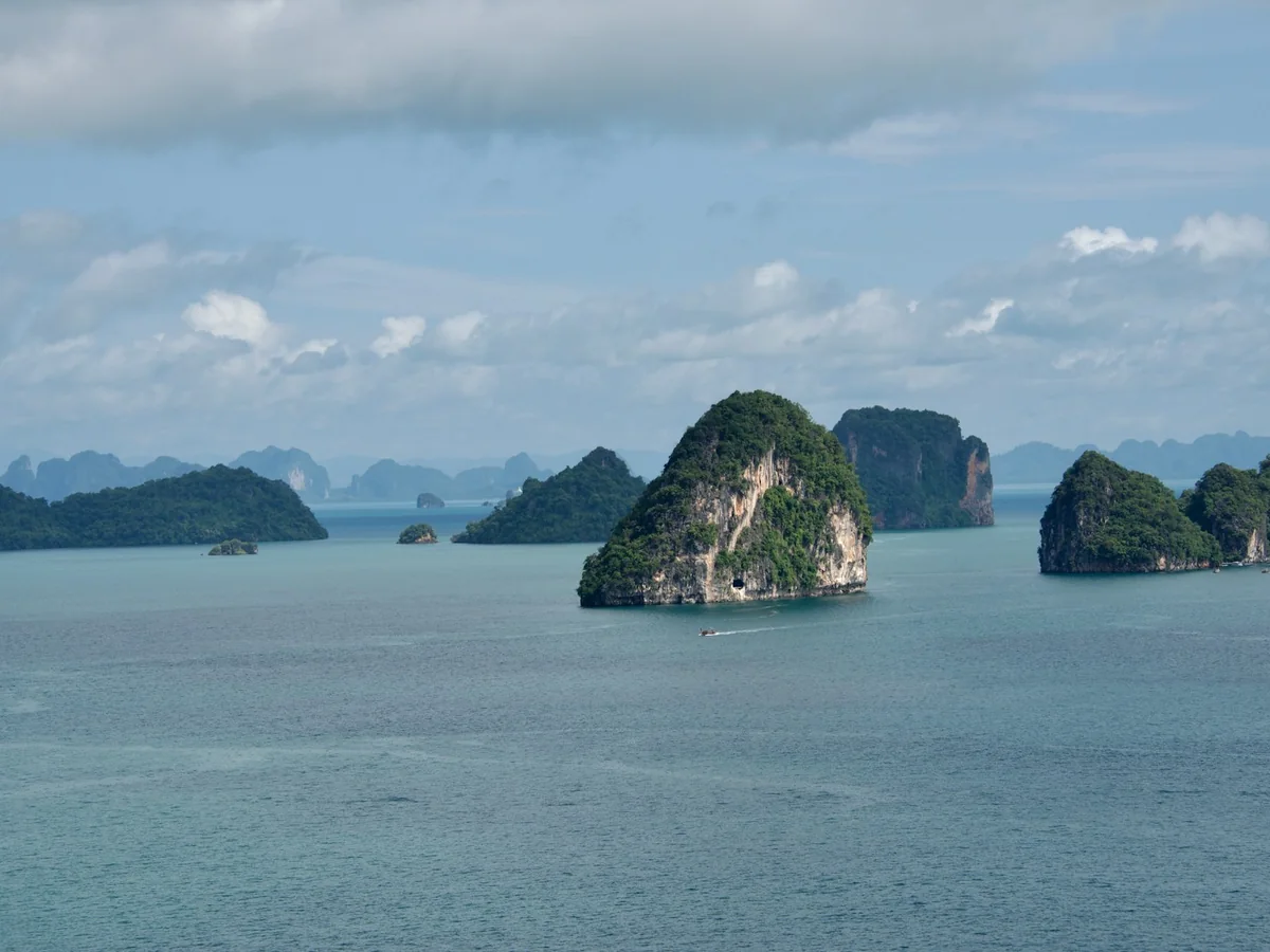 Širší pohled na rozptýlené vápencové krasové ostrovy Phang Nga Bay z hladiny